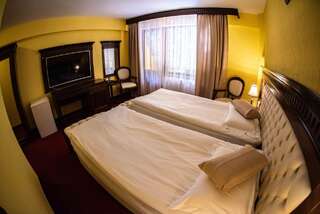Отель Hotel Trei Brazi Бэи­ле-Олэ­неш­ти Двухместный номер с 1 кроватью или 2 отдельными кроватями-28